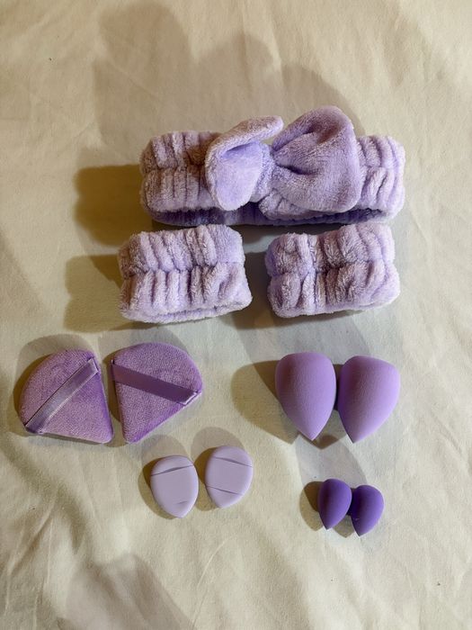 Set accesorii machiaj mov – bureței, puff-uri și bentiță cosmetică
