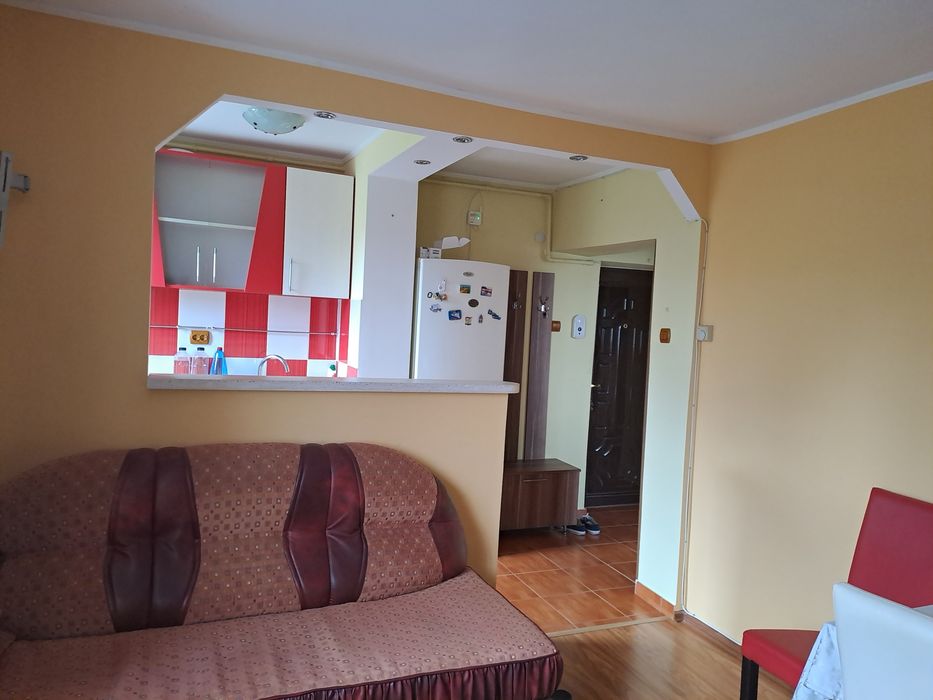 Închiriez apartament cu 2 camere pe str.Sf.Vineri