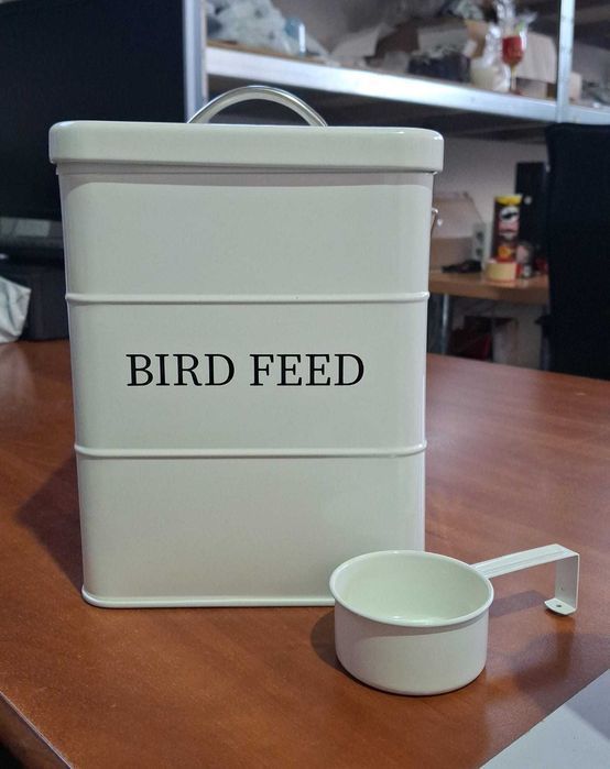 Recipient metalic DEAYOU, pentru hrana animale, capac si lingura, alb