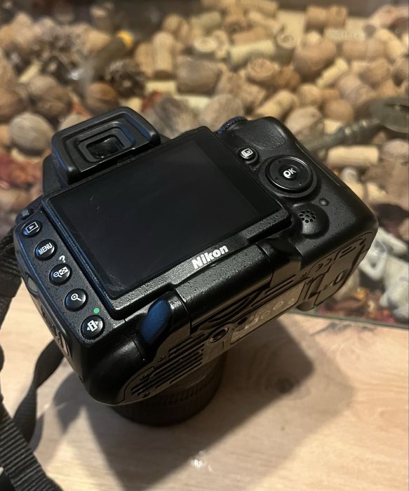 Vând Nikon D5000 + Obiectiv Nikon 18–70mm