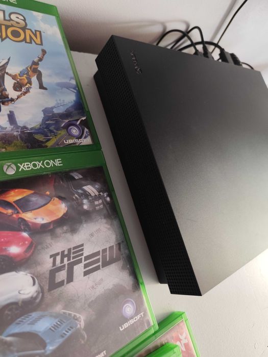 Xbox One X 1TB + игри