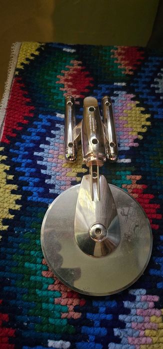 cutter pizza in forma de nava enterprise