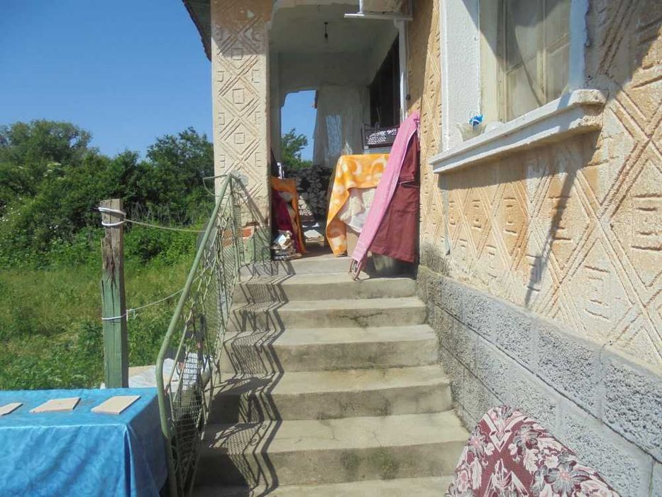 СПЕШНО Продавам къща с двор