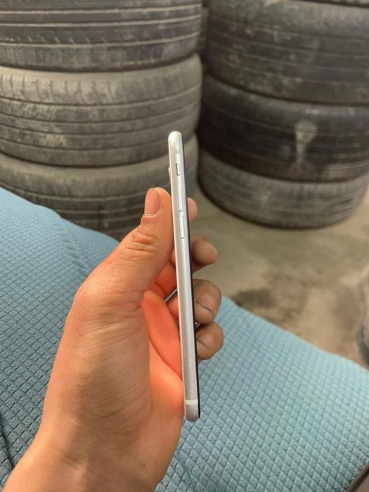 Телефон Айфон SE