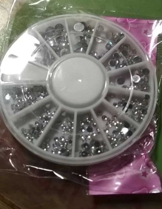 Комплект стразов на ногти в специальной удобной коробочке