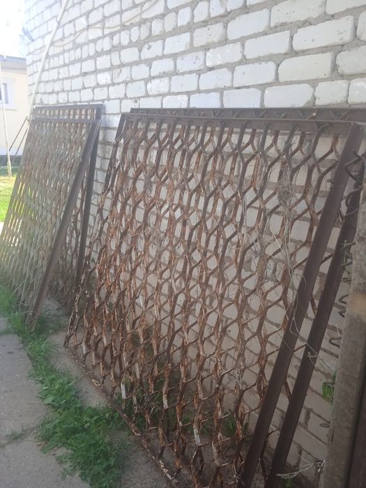 Продам металлические решетки на окна