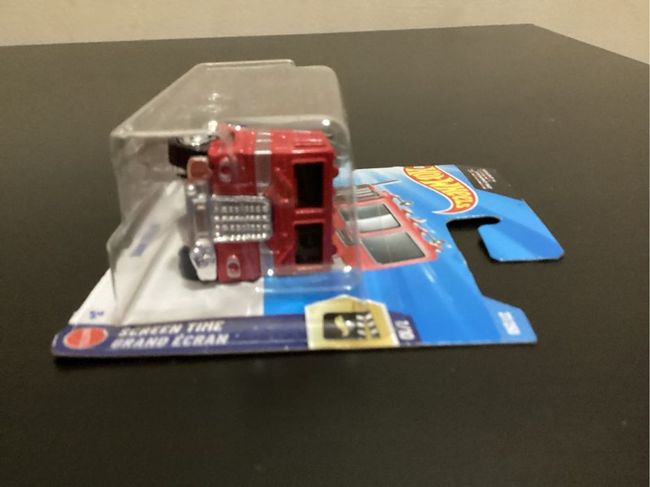 Количка Hotwheels optimus prime (trans formers )