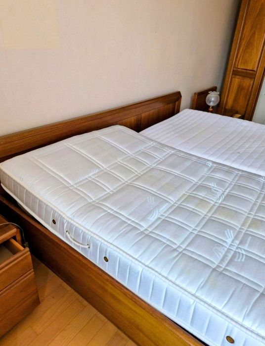 Pat din lemn masiv cu noptiere