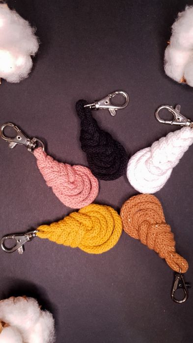 Breloc minigherghef handmade.