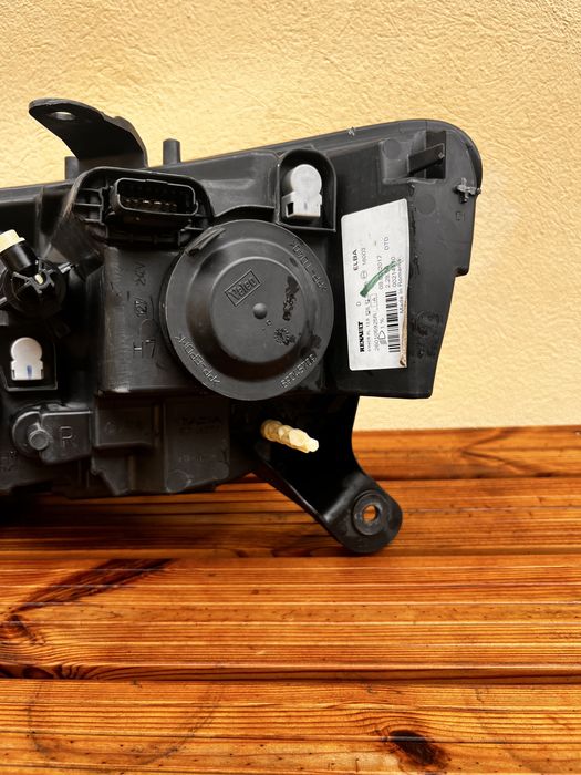 Vand far logan 2017 original fara defecte sau urechi rupte