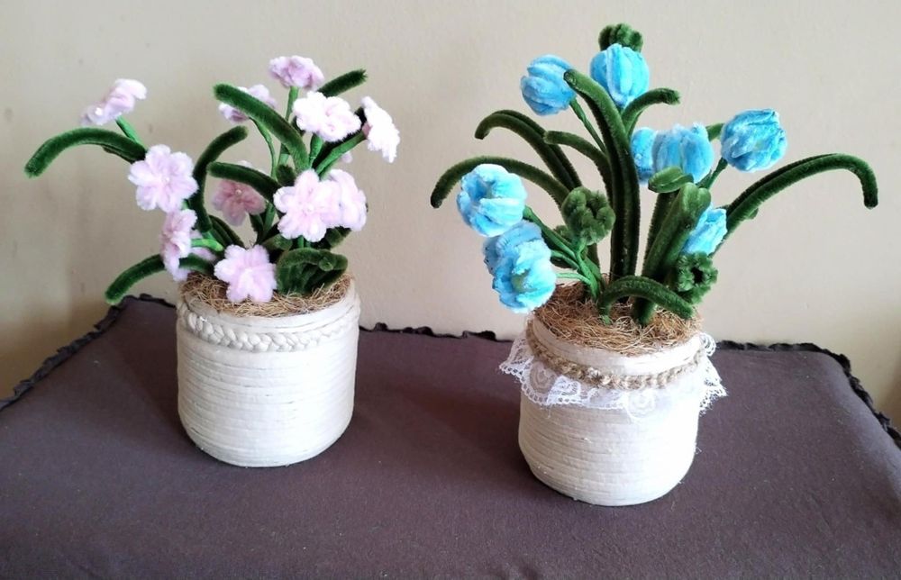 Кашпи с ръчно изработени шенилови цветя