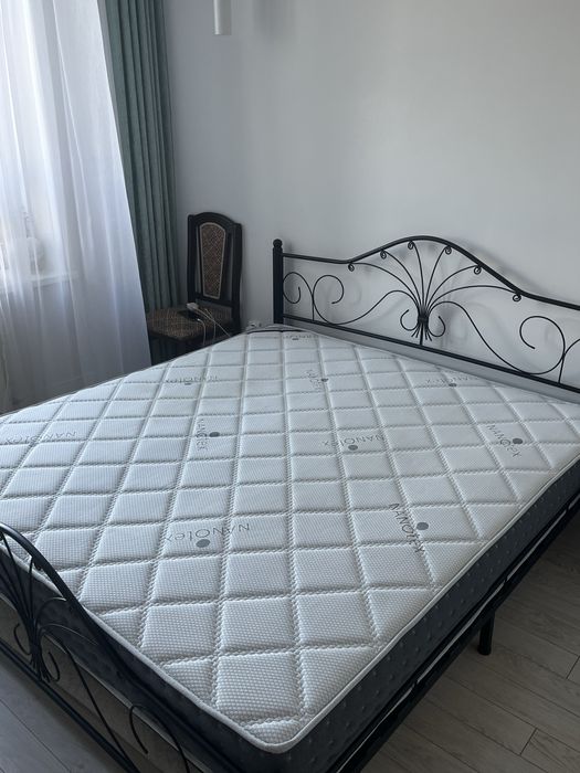 Продаю кровать с матрасом
