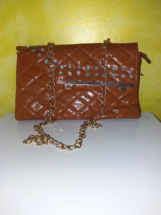 Gentuta dama din lac cu lanț