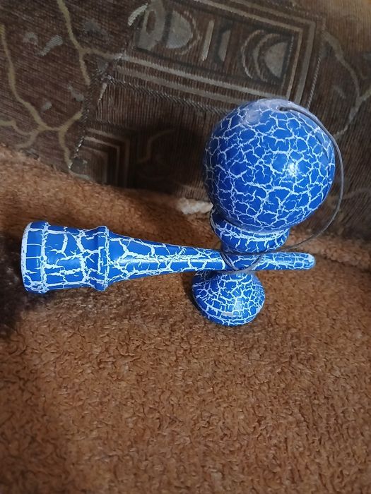 Vând kendamă originală culoare  albastru si alb  este foarte bună  tot