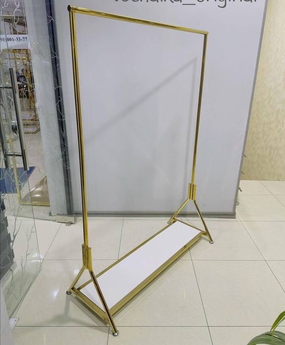 Золотистая вешилка с подставкой