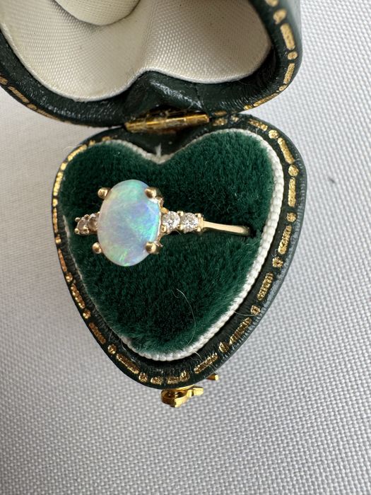 Inel din aur, opal si diamante