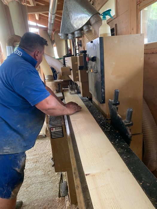 Lambriu, cherestea, grinzi, produse brute sau finisate jiluite.