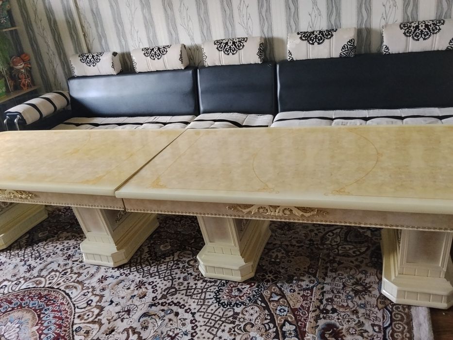 Стол для гостинной