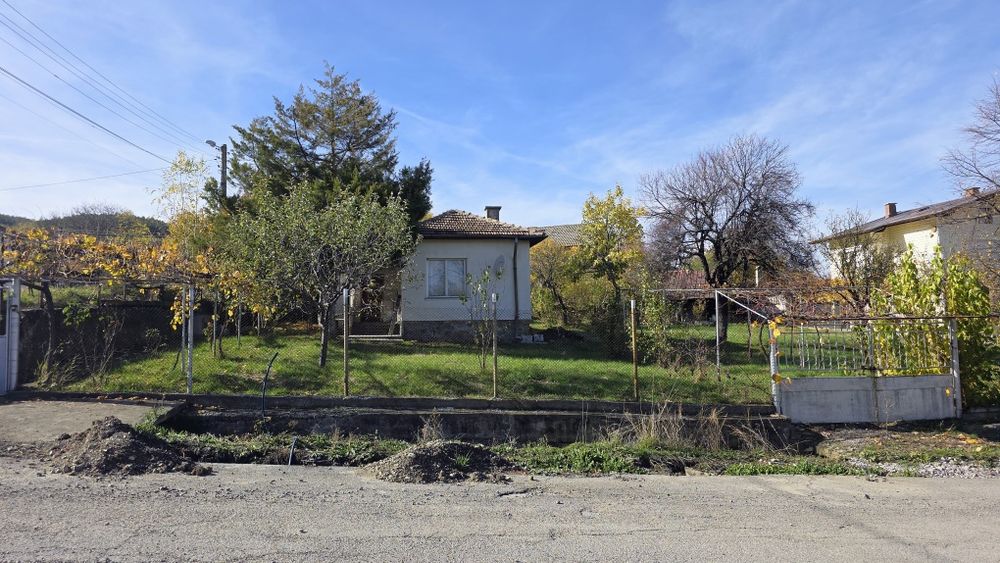 Продава се къща в центъра на село Чуковец, община Радомир