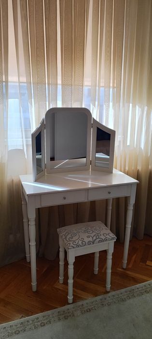 Oglinda pentru măsuță de toaletă