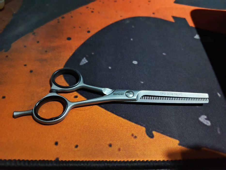 Yaguar Germany qaychi sotiladi 4756-2//5,5" orginal qaychi 100%.