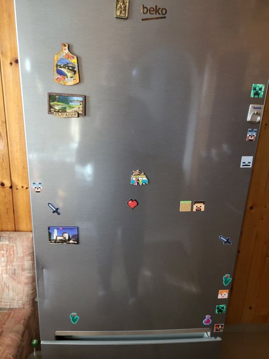 Продавам хладилник с три чекмеджета фризер