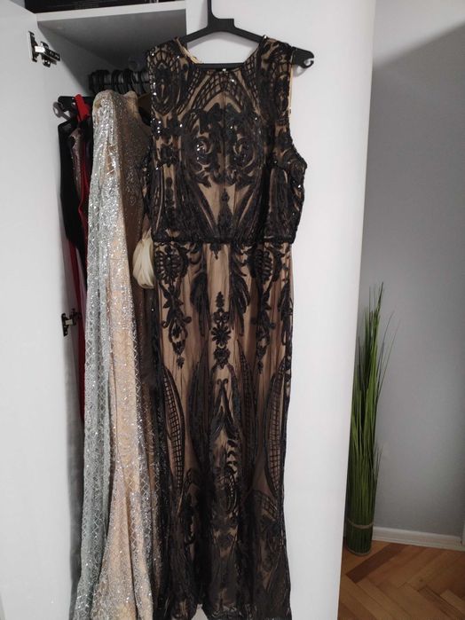 Продават се рокли