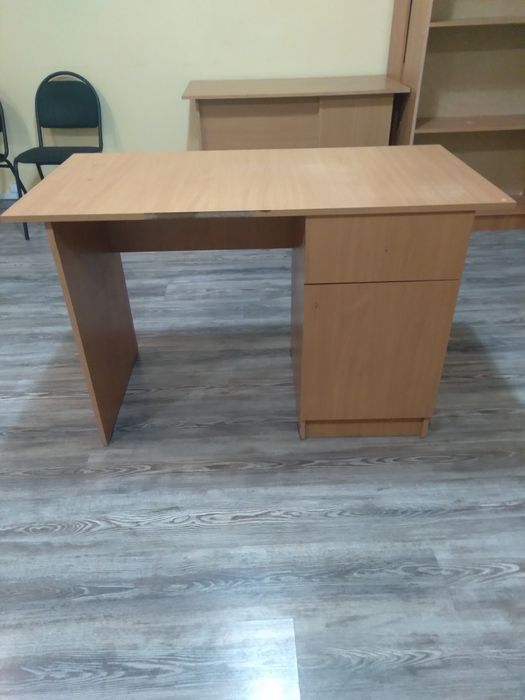 Офисная мебель (столы шкафы)