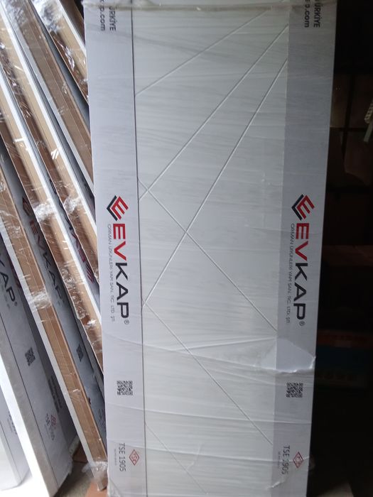 Външни метални врати и вътрешни интериорни налични