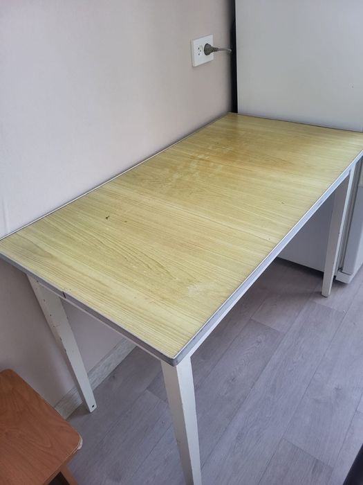 Продам стол и стулья (2шт)