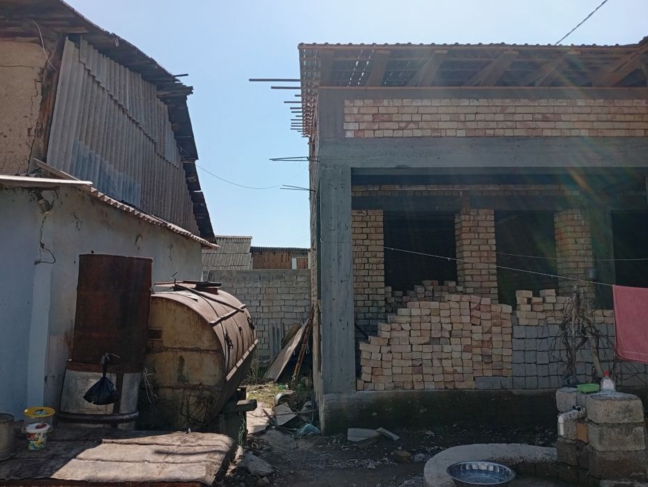 Янгибозорда Уй  сотилади