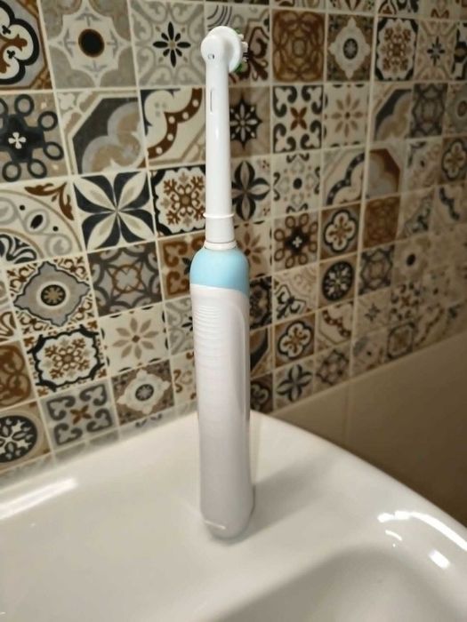 Електрическа четка за зъби Oral-B Professional Care