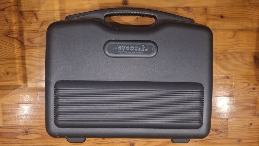 Vând camera VHS Panasonic NV M40