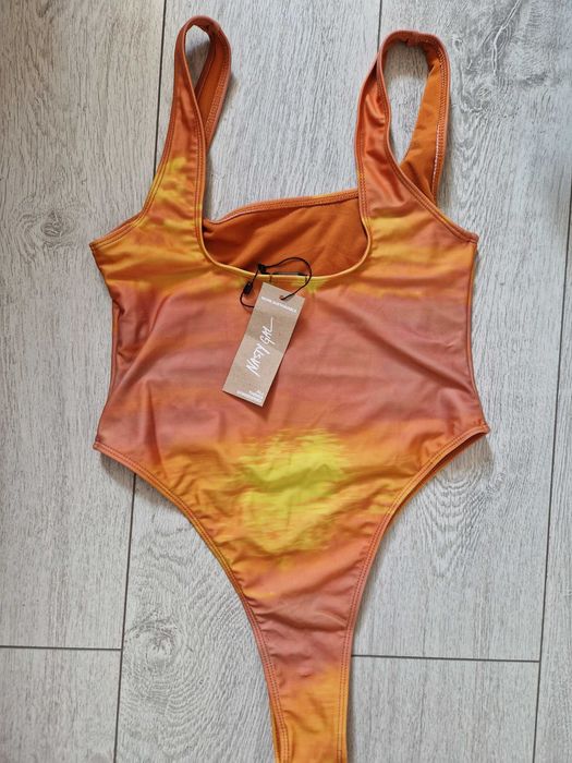 Costume de baie noi, diferite marimi