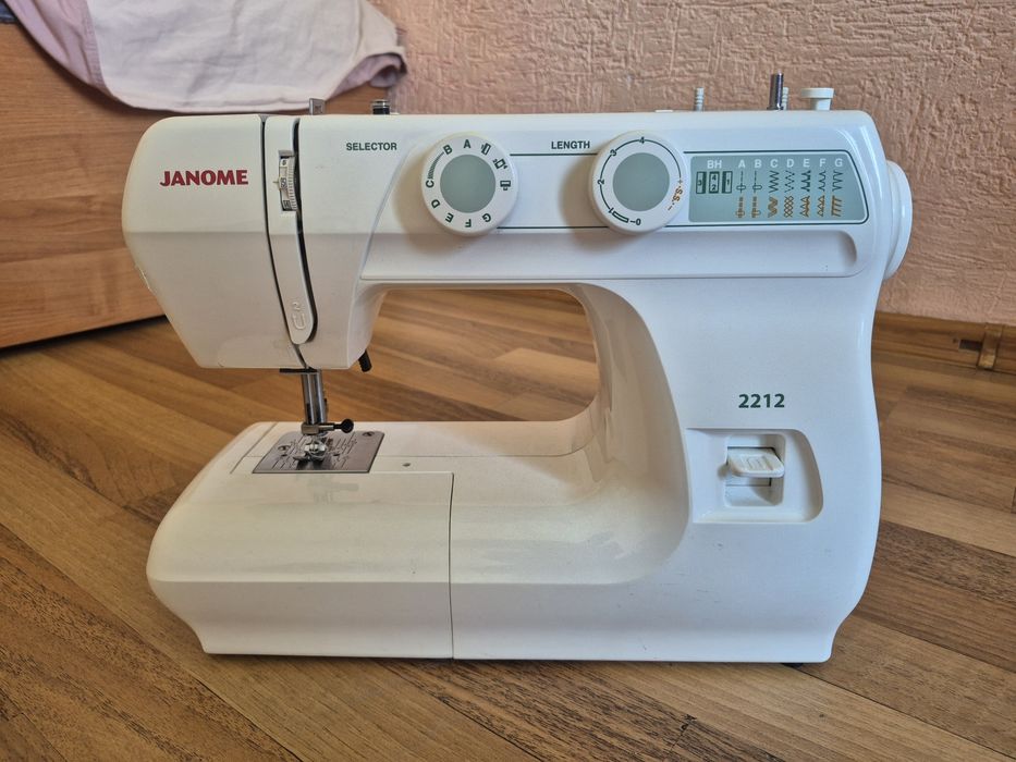 Швейная машина Janome 2212