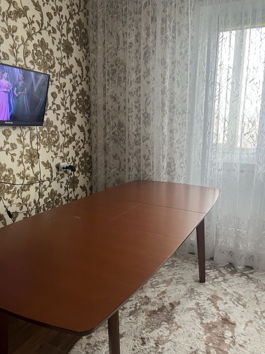 Раздвижной стол из дерева