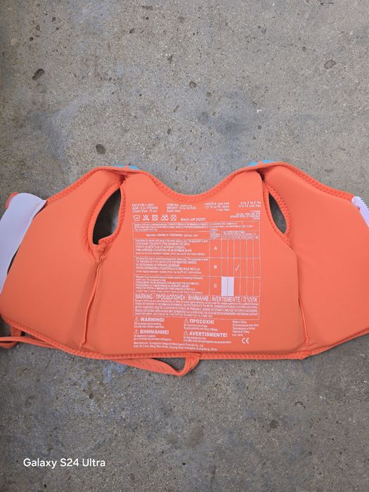 Жилетка за плуване и басейн