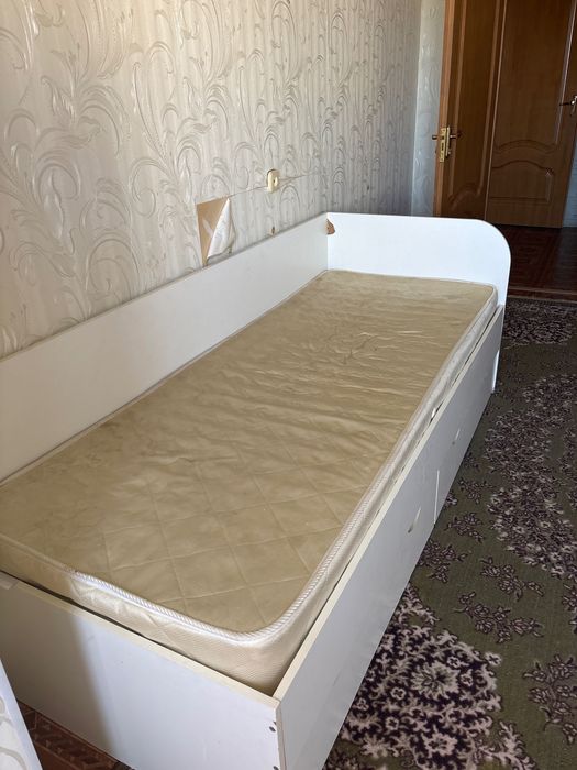 Продам кровать с матрасом