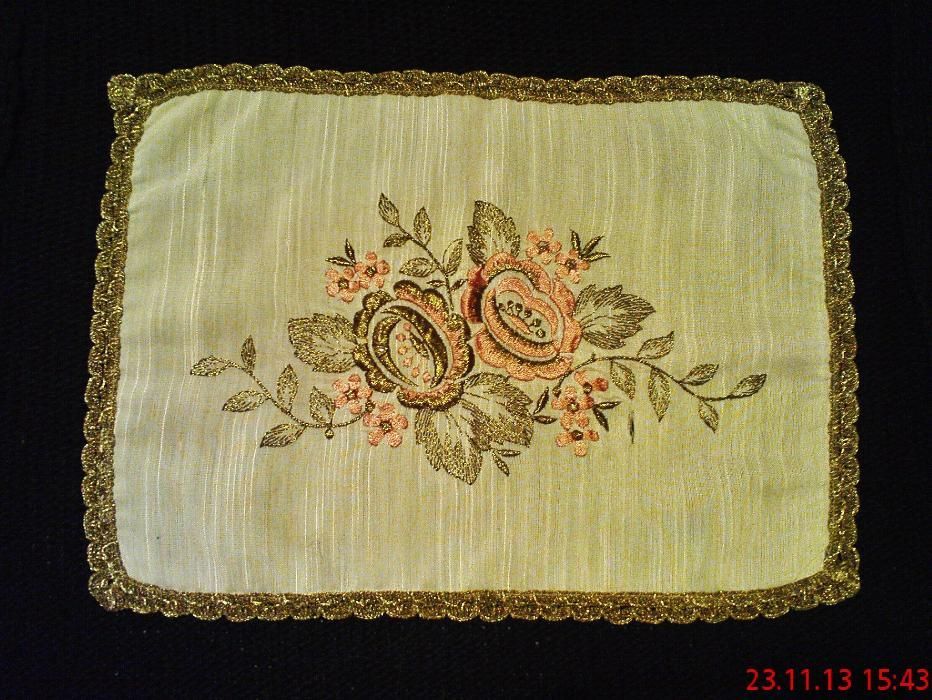 Карета плетени на една кука и бродирани