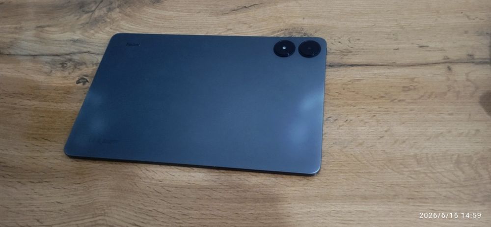 Redmi pad pro почти новый  есть коробка и оригинальная зарядка