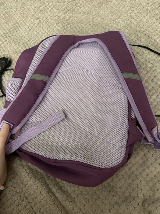 Отдам рюкзак для девочки 1-3 класс.