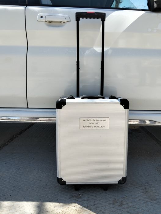 Продам чемодан-набор инструментов