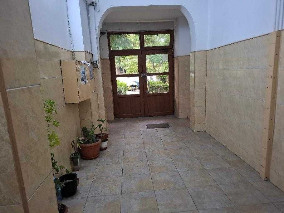 Vand apartament 2 camere decomandate ,dependinte ,2balcoane  , 50 mp,modernizat,et 8 din 11, in Ploiesti zona Bdl Bucurestiucuresti,50 mp,