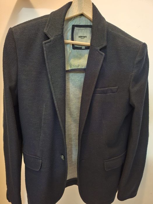 Vând  costum si un sacou