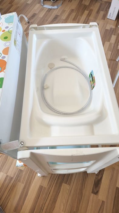 Masa de înfășat cu cădiță inclusa
