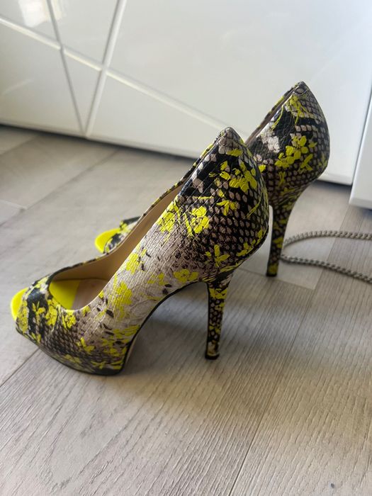 Обувки guess с подарък чантичка в същия цвят