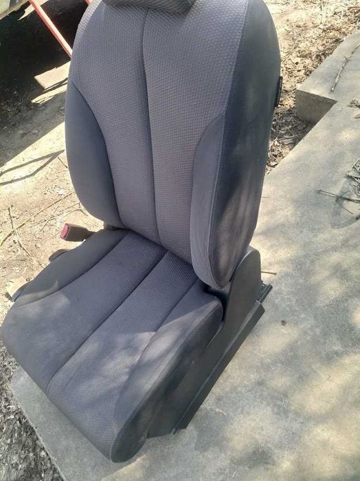 Предни седалки Нисан Тида