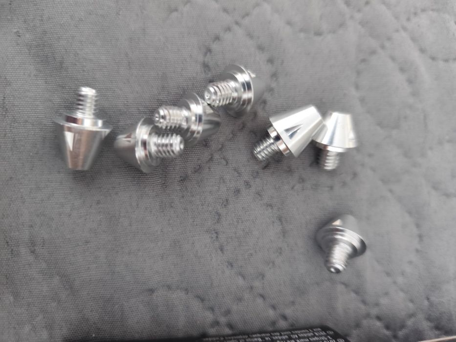 Cheița +crampoane pt iarba Adidas originale