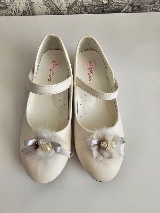 Продаются белые туфли для девочек