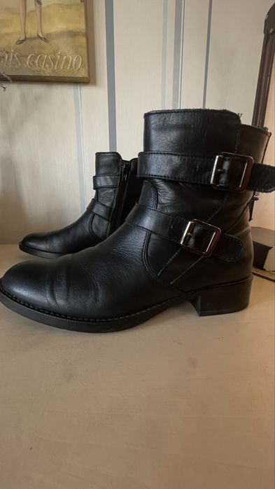 Продам кожаные ботинки в байкерском стиле.